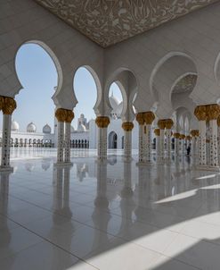 Grand White Mosque courtyard